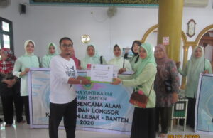 PEDULI KASIH PENGADILAN TINGGI BANTEN, DHARMAYUKTI KARINI DAERAH BANTEN, PENGADILAN AGAMA RANGKASBITUNG DAN PERADI KEPADA KORBAN BANJIR BANDANG DI KABUPATEN LEBAK