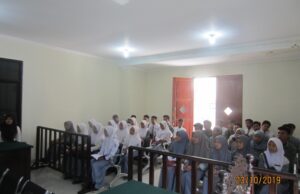 SISWA/I SMA NEGERI 2 MAJA BELAJAR SOAL HUKUM