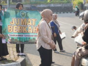 DKM Mushola Al-Hikmah PN Rangkasbitung Gelar “Jumat Berkah”, Bagikan Paket Makanan untuk Warga dan Pengguna Jalan Jumat berkah