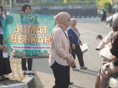 DKM Mushola Al-Hikmah PN Rangkasbitung Gelar “Jumat Berkah”, Bagikan Paket Makanan untuk Warga dan Pengguna Jalan Jumat berkah