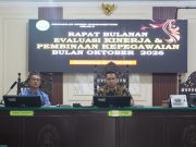 PN Rangkasbitung Laksanakan Rapat Evaluasi Kinerja Bulanan Ketua Pengadilan Negeri Rangkasbitung Bapak Handy Reformen Kacaribu, S.H., M.H. beserta Wakil Ketua Bapak Dr. Pandu Dewanto, S.H., M.H. Memimpin Reapat Bulanan Evaluasi Kinerja dan Dilanjutkan Dengan Sosialisasi Perma.