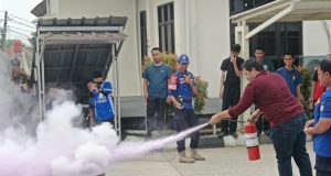 Tingkatkan Kesiapsiagaan, PN Rangkasbitung Gelar Sosialisasi dan Simulasi Tanggap Bencana Kebakaran Sosialisasi Pemadaman Kebakaran